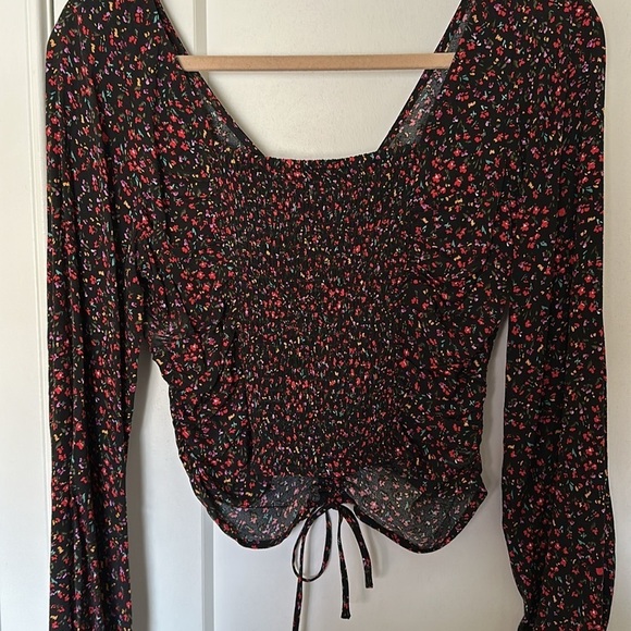 NWOT H&M floral top with cinching tie and smocked back! - Picture 3 of 5